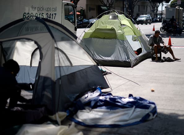 Es una de las urbes más famosas y glamurosas, pero para miles de desamparados las calles de Los Ángeles son un laberinto de pobreza y dificultades.