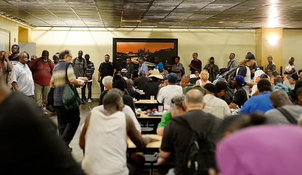 Es una de las urbes más famosas y glamurosas, pero para miles de desamparados las calles de Los Ángeles son un laberinto de pobreza y dificultades.