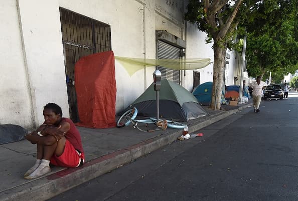 Es una de las urbes más famosas y glamurosas, pero para miles de desamparados las calles de Los Ángeles son un laberinto de pobreza y dificultades.