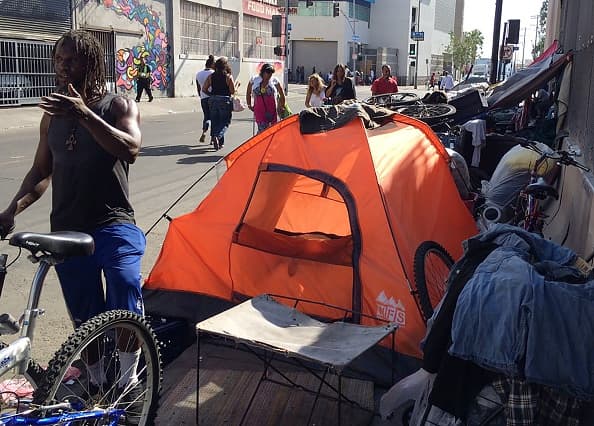 Es una de las urbes más famosas y glamurosas, pero para miles de desamparados las calles de Los Ángeles son un laberinto de pobreza y dificultades.