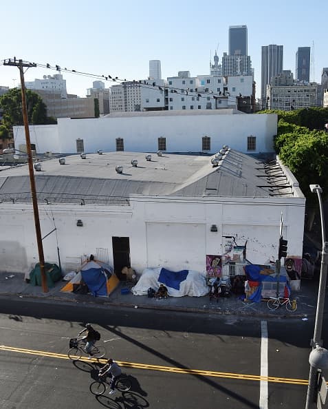 Es una de las urbes más famosas y glamurosas, pero para miles de desamparados las calles de Los Ángeles son un laberinto de pobreza y dificultades.