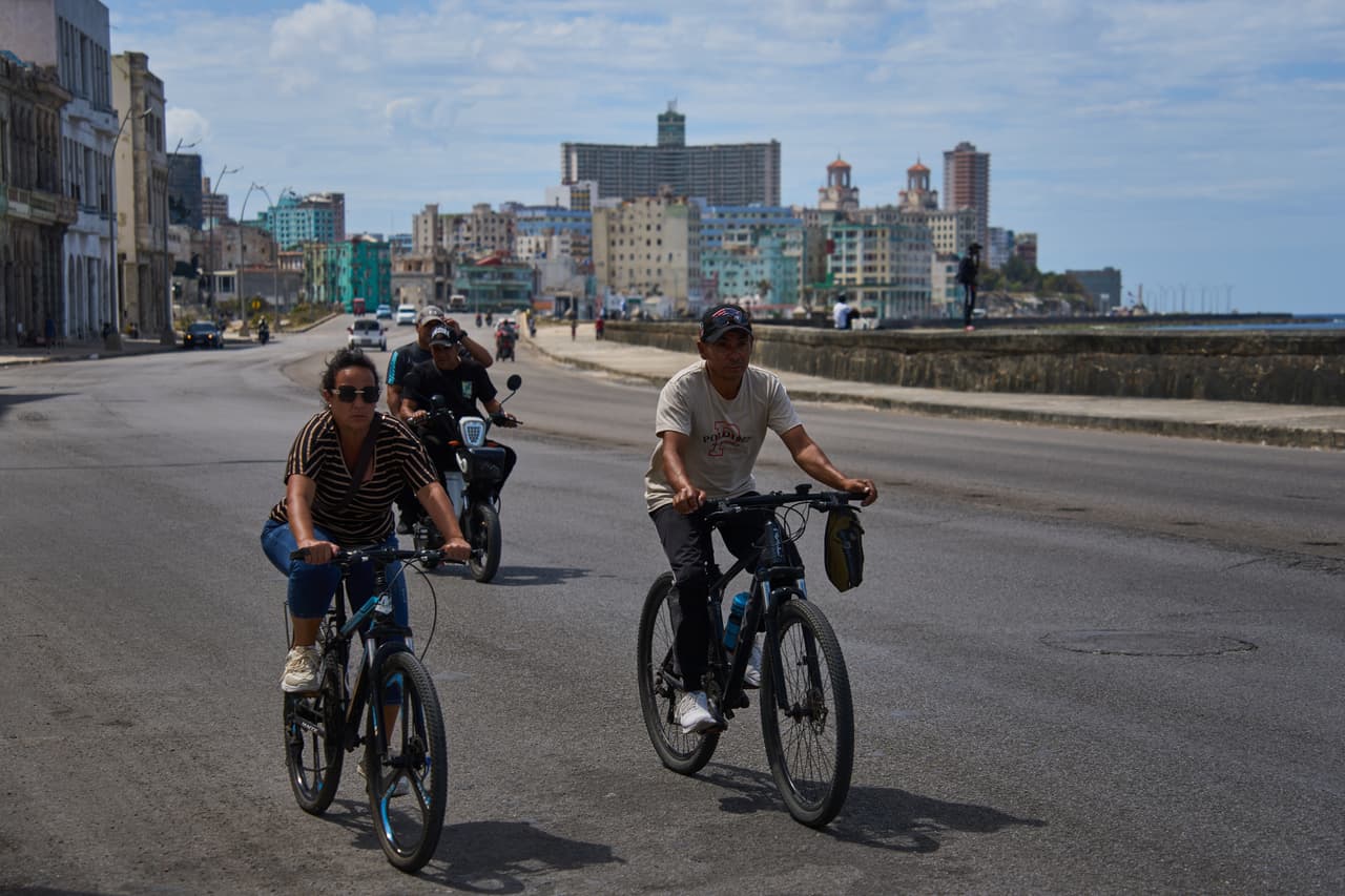 Personas recorren las calles en bicicleta ante la crisis energética y la escasez de combustible en Cuba, una alternativa cada vez más utilizada para movilizarse en medio de apagones y problemas de transporte.