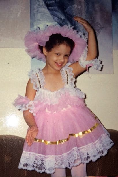 Su padre dijo a Nuestra Belleza Latina que cuando pequeña “era muy activa y siempre cantando y bailando. Íbamos a los restaurantes y se trepaba a la mesa a cantar”.