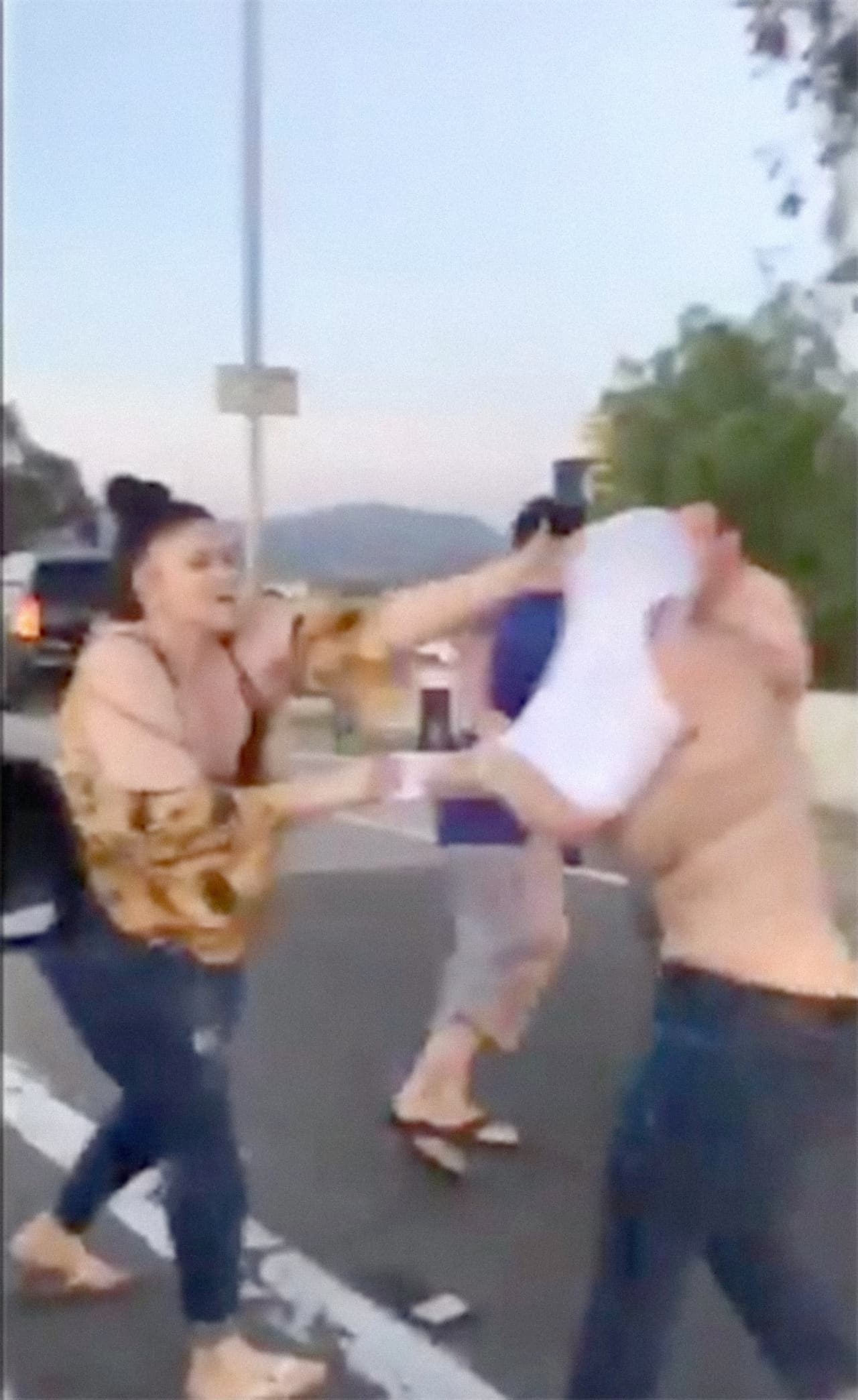 En algún momento de la pelea, la hispana le arranca la camisa a la mujer y la deja semidesnuda.