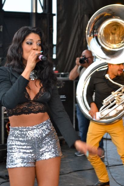 Al ritmo de banda las hermanas Marisol y Vicky Terrazas con su agrupación “Horoscopos de Durango”, pusieron a bailar a más de 80 mil personas que asistieron al evento Fiestas Patrias en Plaza Fiesta.