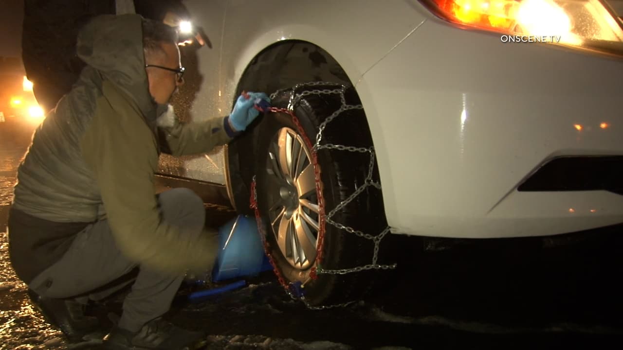 “Es necesario que se vista de modo apropiado”, dijo Lasanta, “estas temperaturas podrían representar un peligro. Use una o dos capas de ropa, pantalones largos, guantes, gorro y cúbrase bien si trabaja en el exterior”.