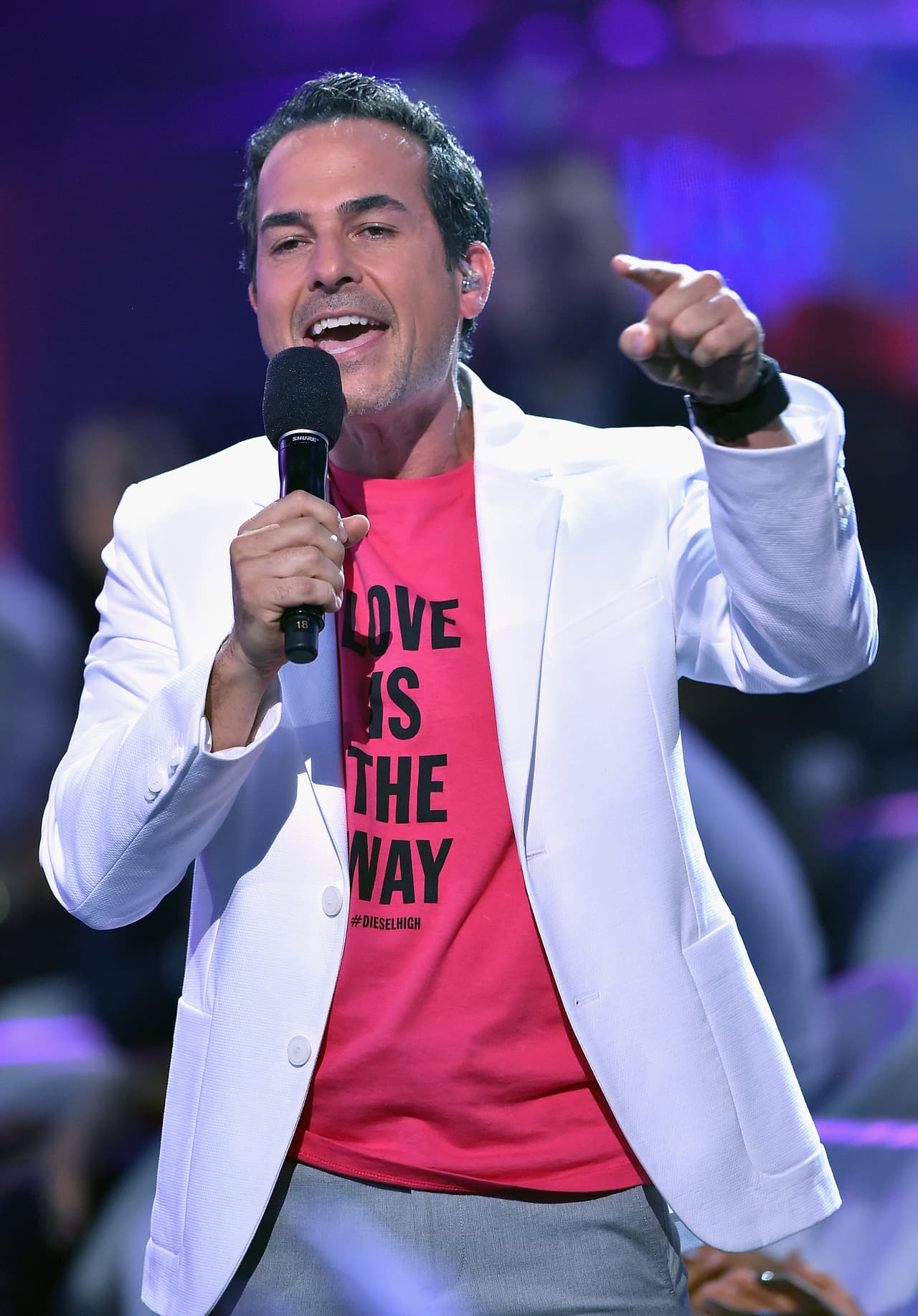 De la alfombra al stage, en 2015, Carlos fue presentador de una de las categorías.