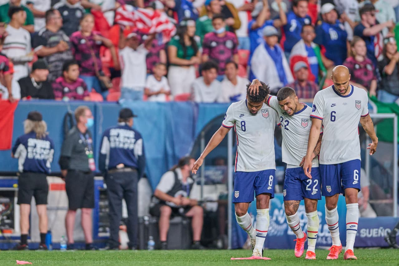 Weston McKennie empató casi de inmediato con remate de cabeza en un tiro de esquina, casi similar al primero de USA.