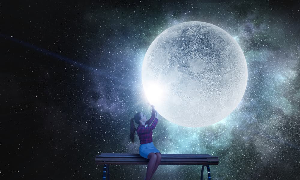 Será Halloween y su respectiva Luna llena o bien denominada “Luna Azul” que hace referencia a tener dos Lunas llenas en el mismo mes. No es necesariamente que se vislumbre del color que se anuncia, pues es un fenómeno único que no se repetirá, hasta dentro de 19 años más.
<br>