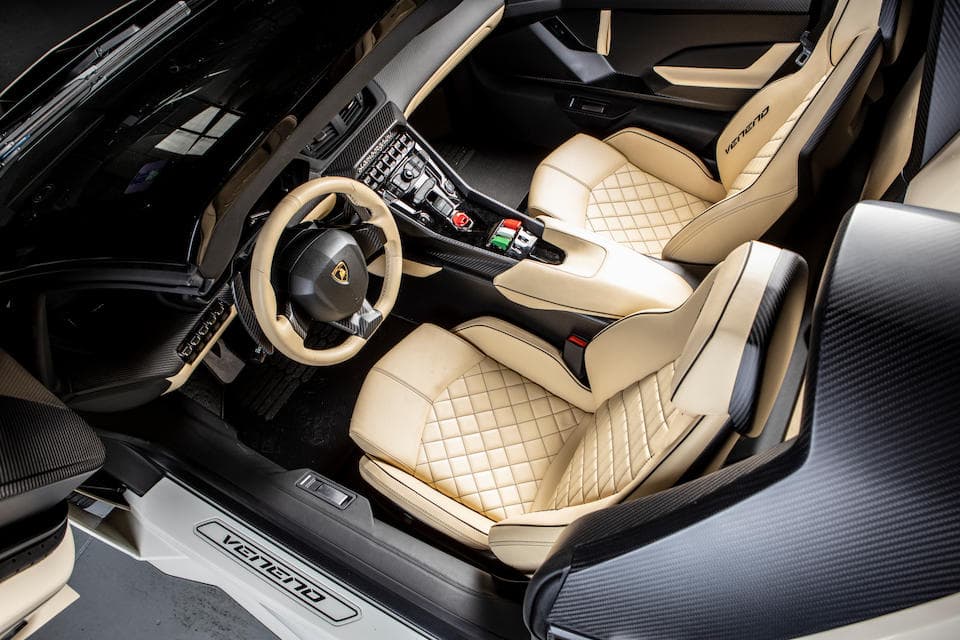 El Lamborghini Veneno Roadster es un modelo especial basado en el Lamborghini Veneno de techo fijo construido para celebrar los 50 años de la fundación de Lamborghini. Equipado con una versión especial del V12 de 6.5 litros del Lamborghini Aventador capaz de producir 640 caballos de fuerza, el Veneno Roadster fue vendido en sus inicios a un precio de 3,670,000 dólares. Sólo se construyeron 9 unidades del Veneno Roadster en 2014, el modelo de 'El Patrón' es la séptima de ellas.