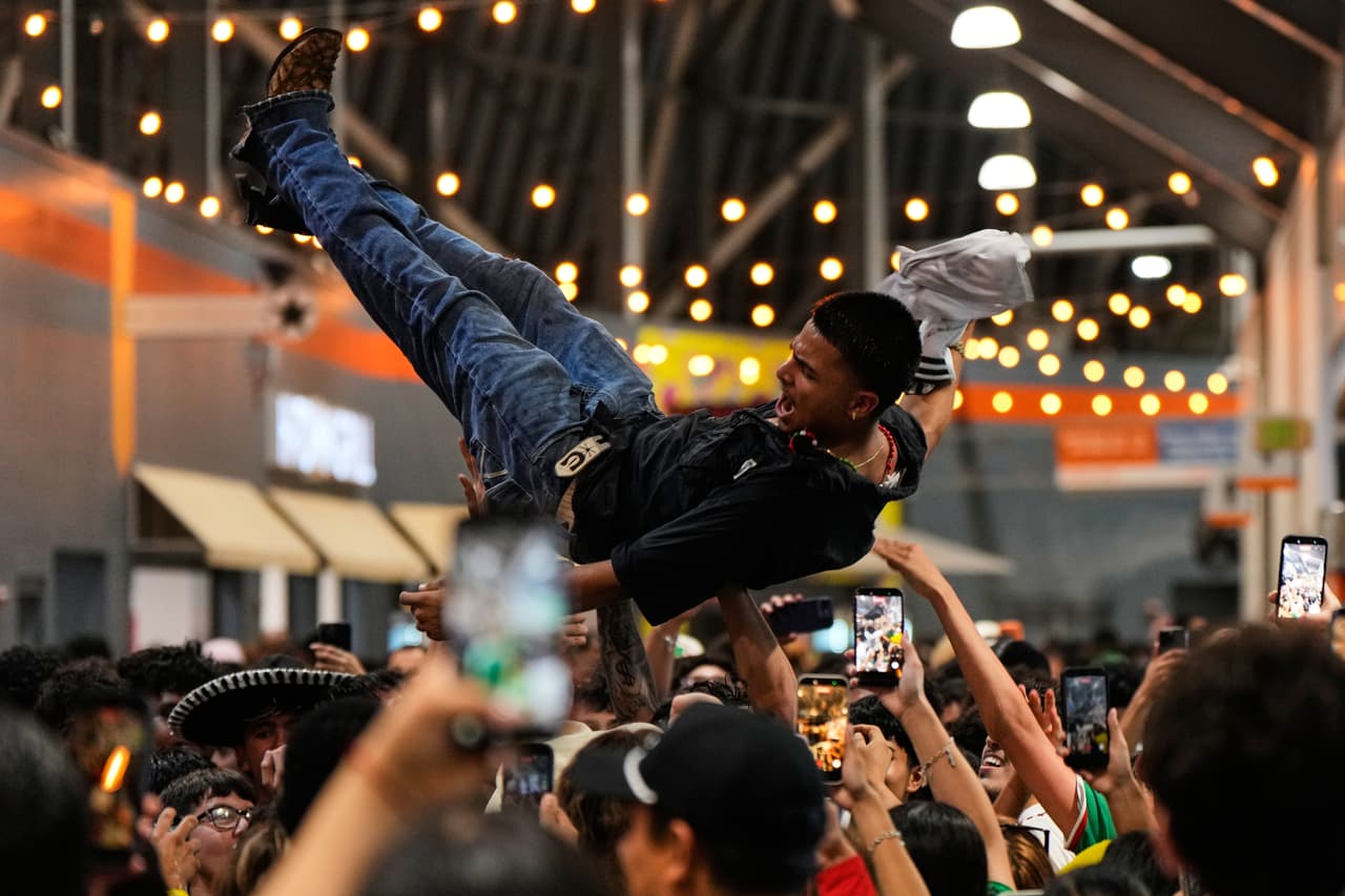 Aficionados mexicanos vitorean en el Shell Energy Stadium, sede del club de fútbol Houston Dynamo de la MLS, mientras ven la transmisión en vivo en Houston del partido de dieciseisavos de final de la Copa Mundial de Fútbol entre México y Ecuador, el martes 30 de junio de 2026.