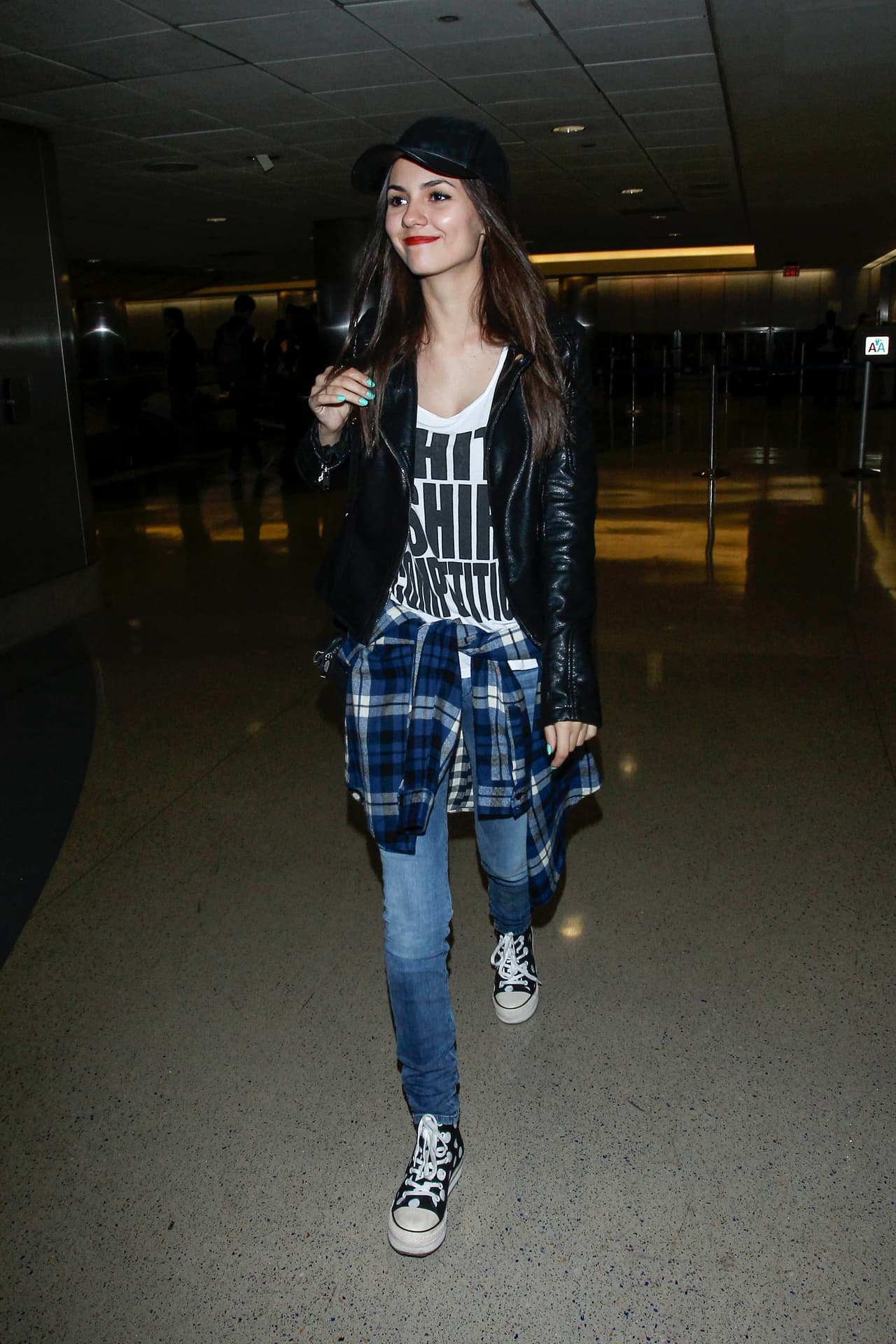 Un poco más 'tomboy', sin dejar de lado lo 'girly' es este estilo: high tops, jeans, camisetas bajo chaquetas y una camisa alrededor de la cintura.