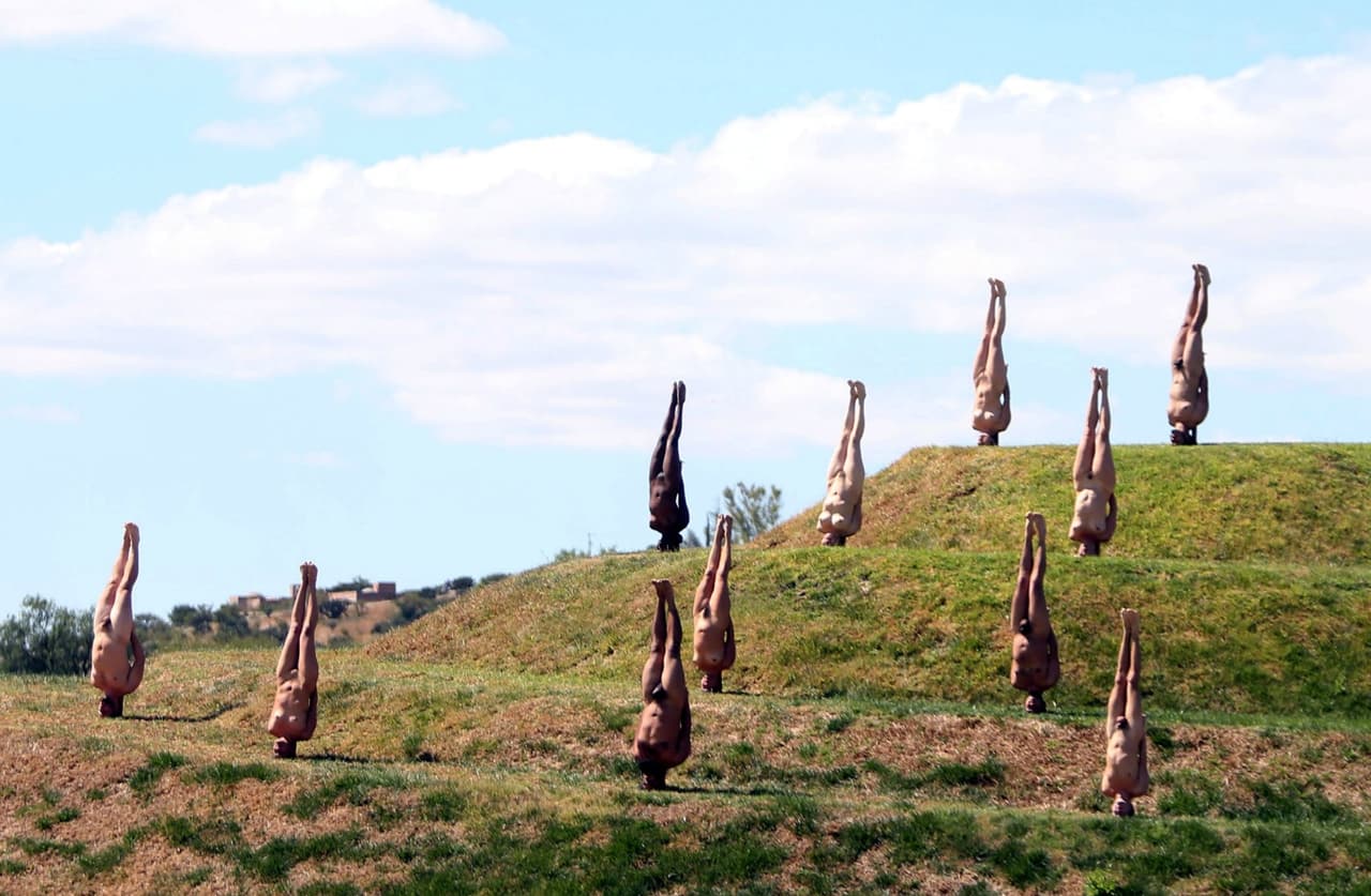 El mundo está de cabeza, como los nuevos desnudos de Spencer Tunick 