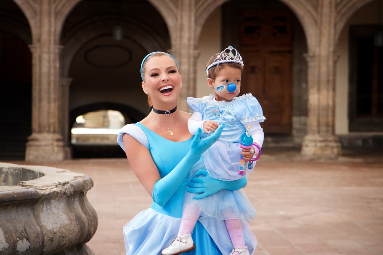 La actriz Marjorie de Sousa colaboró con la Fundación Dr. Sonrisas, que trabaja con menores que padecen cáncer, VIH sida, fibrosis quística, entre otras enfermedades, con el fin de cumplir el sueño de tres niñas que querían conocer a Cenicienta.
<br>
<br> 
<br>