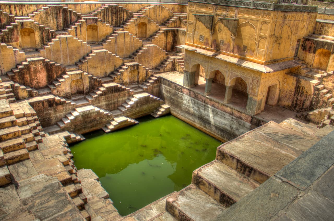 Chand Baori, un antiguo pozo escalonado que se remonta al siglo VIII en Rajasthan, India. Es considerablemente más antiguo que el Taj Mahal.