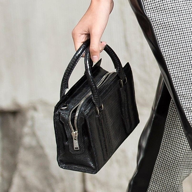 Para esta chica su favorita es la 
<a href="https://www.stalvey.com/product/janice-mini-tote-silver-python/">Janice Mini Tote</a> en piel de pitón negra con costo de $3,600.