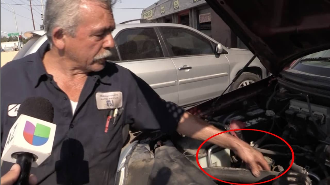 “Deben de estar duras, porque
<b>si ya están blanditas, ya no sirven</b>”, indica Fernado Fernández, mecánico en Arizona.
<b>Fernández se refiere a las mangueras del radiador,</b> pero explica que es igual de importante revisarle el agua. “Revisar que esté al nivel del deposito del agua el tapón, revisar el tapón, que este bien y que no tire agua por el tapón”, explica Fernández, un mecánico del valle.