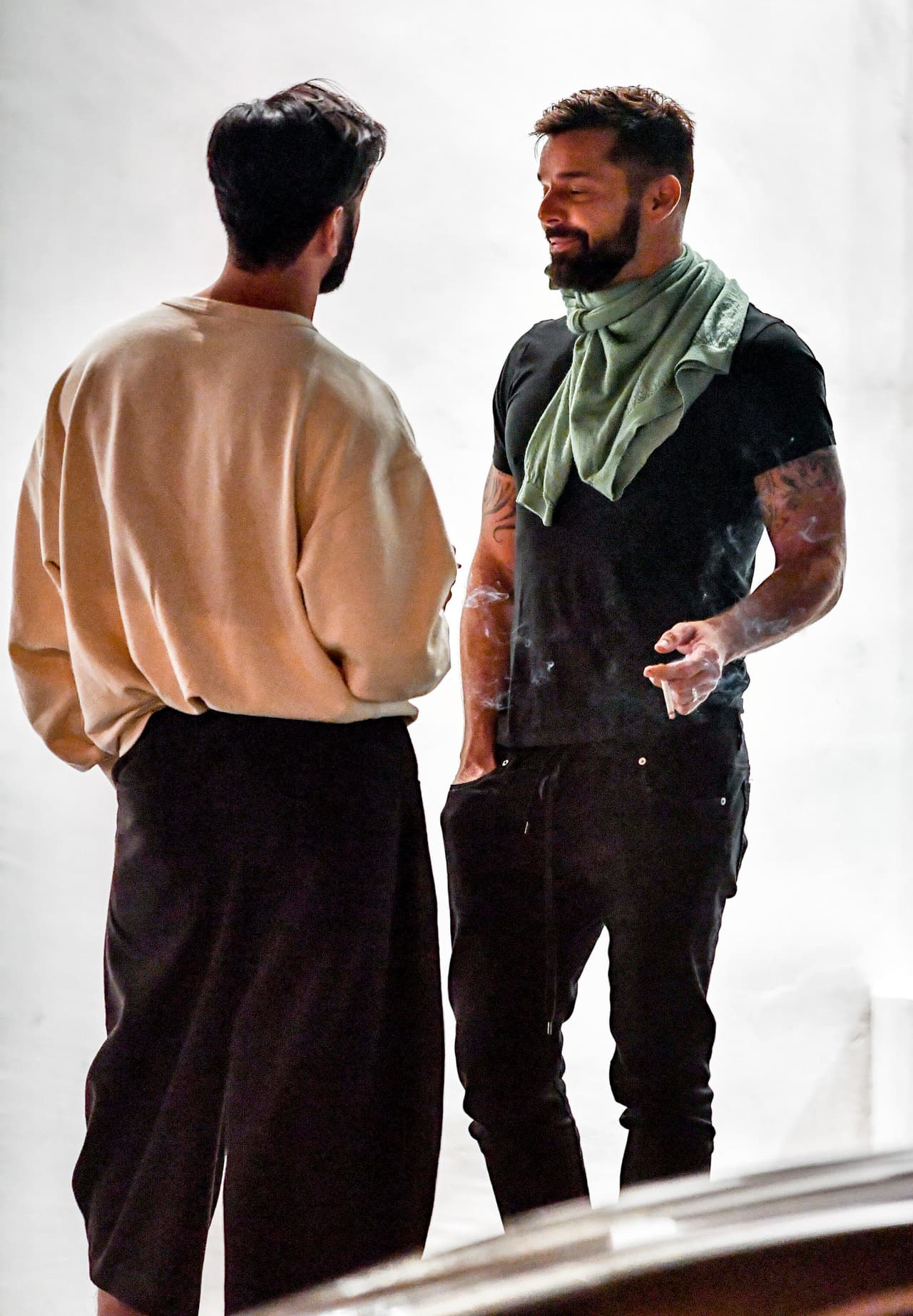 El astro boricua se encontraba acompañado de su esposo, 
<b><a href="https://www.instagram.com/jwanyosef/">el artista Jwan Yosef</a></b>, quien también fumaba.