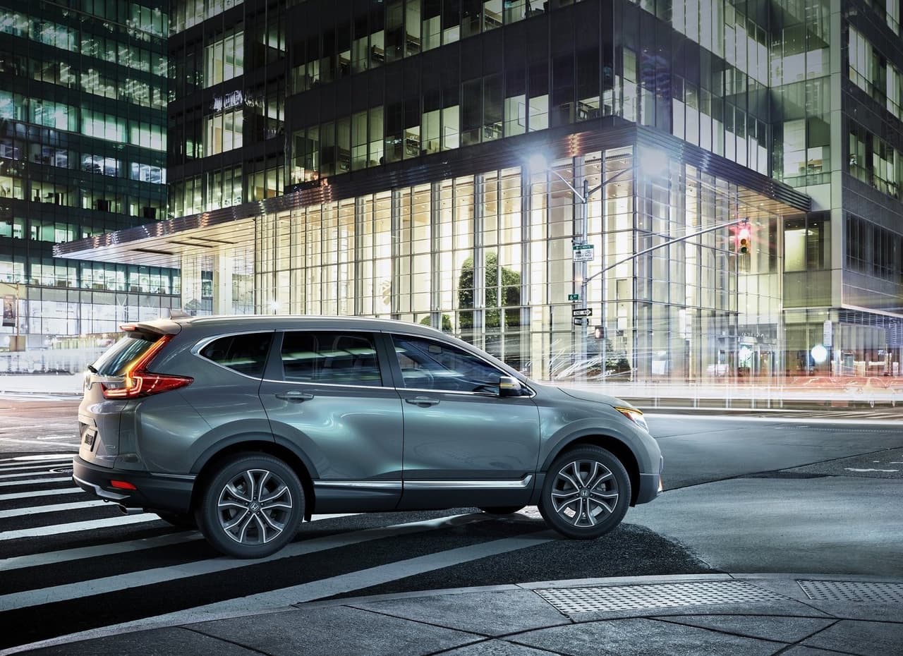 <h3 class="cms-H3-H3"><b>SUV compacta</b></h3>
<br>
<br>
<b>Vehículo dominante:</b> Honda CR-V
<br>
<b>Porcentaje de unidades vendidas con más de 200k millas:</b> 1.1%
<br>
<b>Comparado con el promedio del segmento:</b> 2.8x
<br>
<br>Otro de los fabricantes que goza de la reputación de construir vehículos duraderos es Honda. Un gran ejemplo es su CR-V que en 2019 domina en el segmento de las SUV compactas con 1.1% de las unidades vendidas con más de 200,000 millas en el odómetro. Es decir, 2.8 veces más que el promedio del segmento.