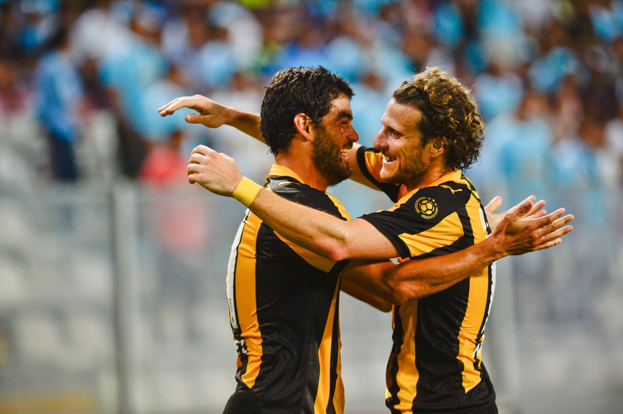'Hat trick' de Diego Forlán en goleada de Peñarol sobre Defensor Sporting