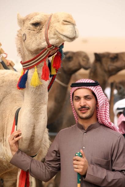 Un hombre de Kuwait posa con su camello en una pre competencia en el distrito de al-Salmi, a unos 120 kms. al oeste de Kuwait, en febrero de 2013.