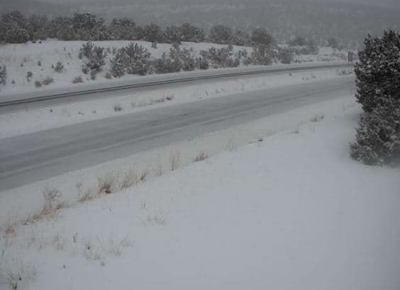 “Arizona espera condiciones invernales extremas durante los próximos días. Considere el uso de rutas en elevaciones más bajas como el I-10 y el I-8 para pasar por Arizona”, escribió ADOT en un tuit este 25 de enero.
<br>