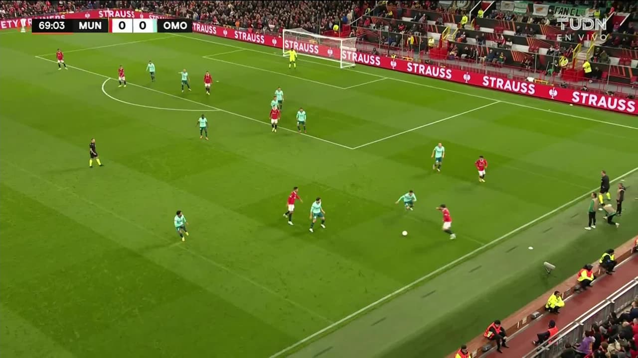 ¡TIRO ATAJADO! disparo por Cristiano Ronaldo.