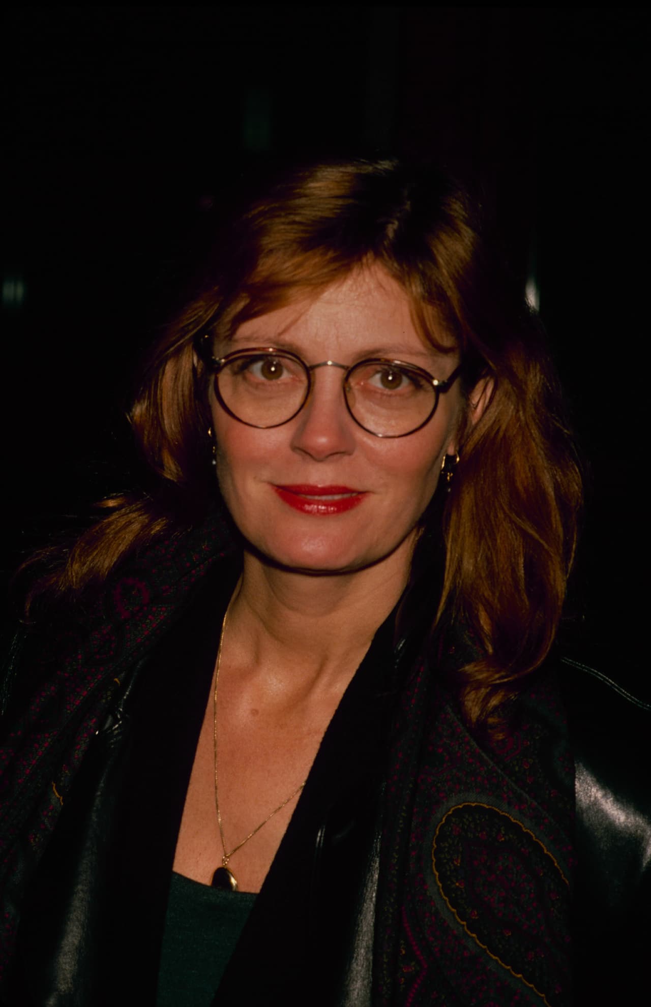 De los rizos al lacio y con aires de lo que hoy consideraríamos una verdadera hipster, así la veíamos en los noventa. Susan presumía nuevo look con fleco y armazones ovalados que enmarcaban perfecto sus refinadas facciones.
<br>