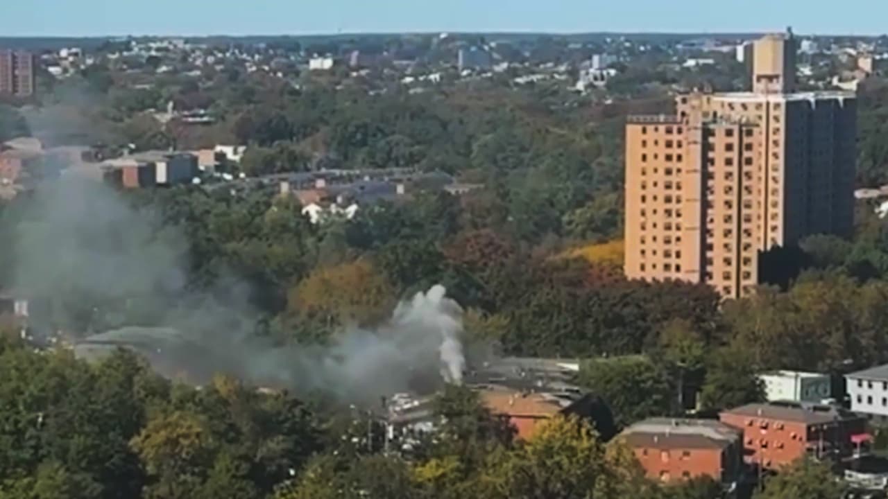 "El fuego se propagó muy rápido": incendio destruye un edificio y afecta varias viviendas en El Bronx