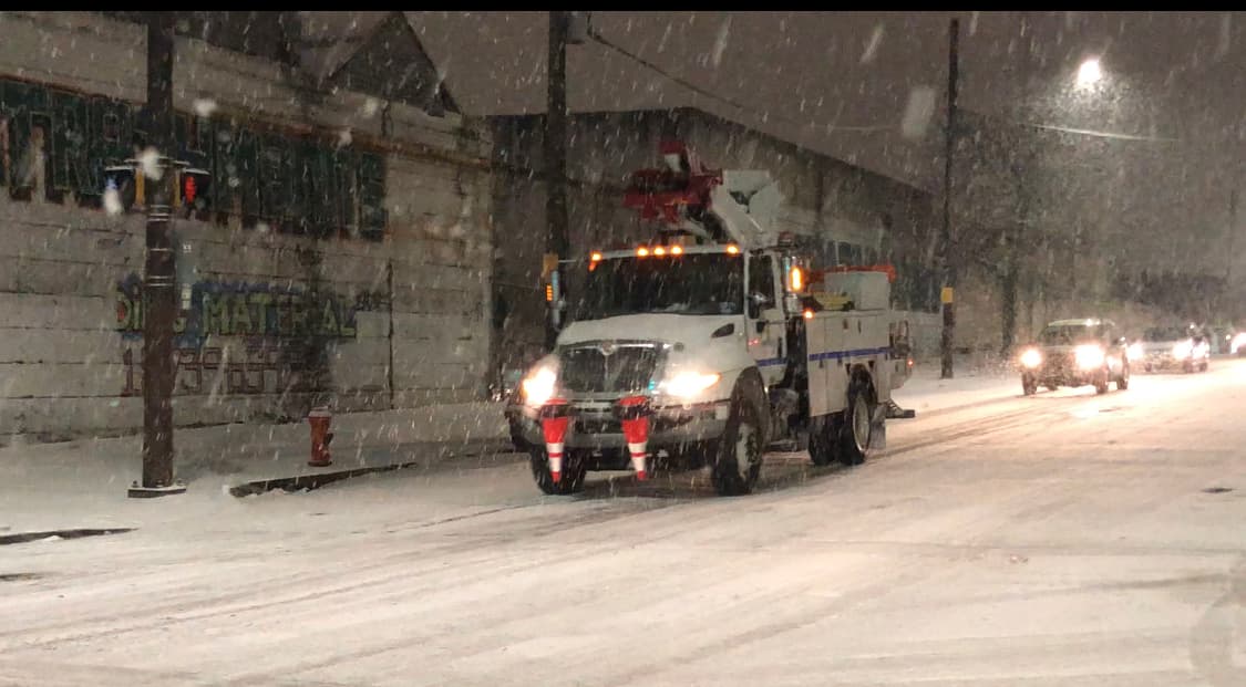 Aunque no se han reportado cortes de electricidad en la ciudad, brigadas de PECO monitoreaban la zona.