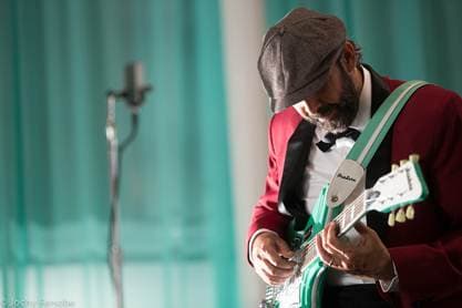 Su cantante favorito es Juan Luis Guerra.