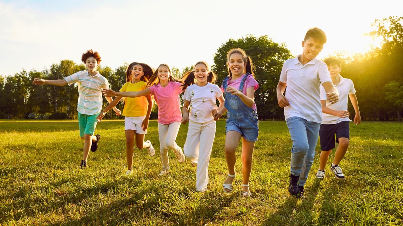 <b>💡 Consejo: </b>el calor extremo no es solo “cosa del tiempo o del clima”, es un reto de salud. Si aprendes a esquivar esas horas críticas y cuidas tu hidratación, puedes ganarle al verano texano… y
<b>salir a disfrutarlo sin poner tu vida en riesgo.</b>