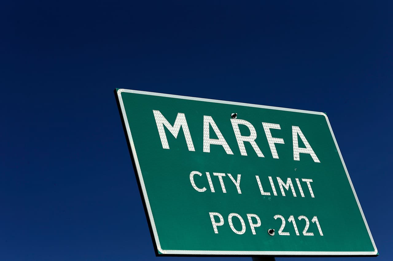 Bienvenidos a Marfa, un pequeño poblado de apenas 2,100 habitantes, situados en poco más de 4 kilómetros cuadrados a la redonda, ubicada en el desierto de Chihuahua y muy cerca de la frontera con México.