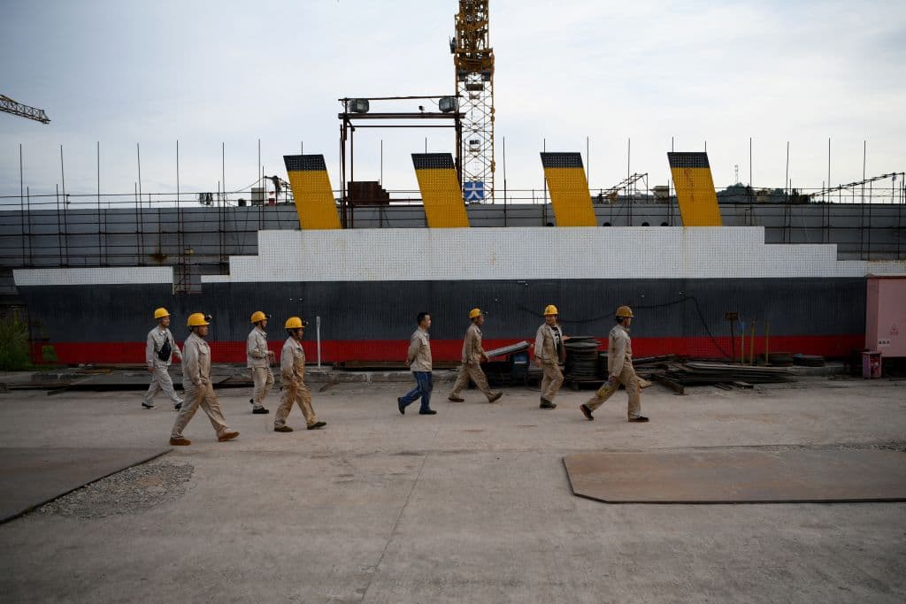 Los visitantes 
<b>podrán pagar para pasar la noche a bordo del barco</b>, que estará atracado permanentemente en un embalse en el río Qijiang, a varios cientos de millas del mar.