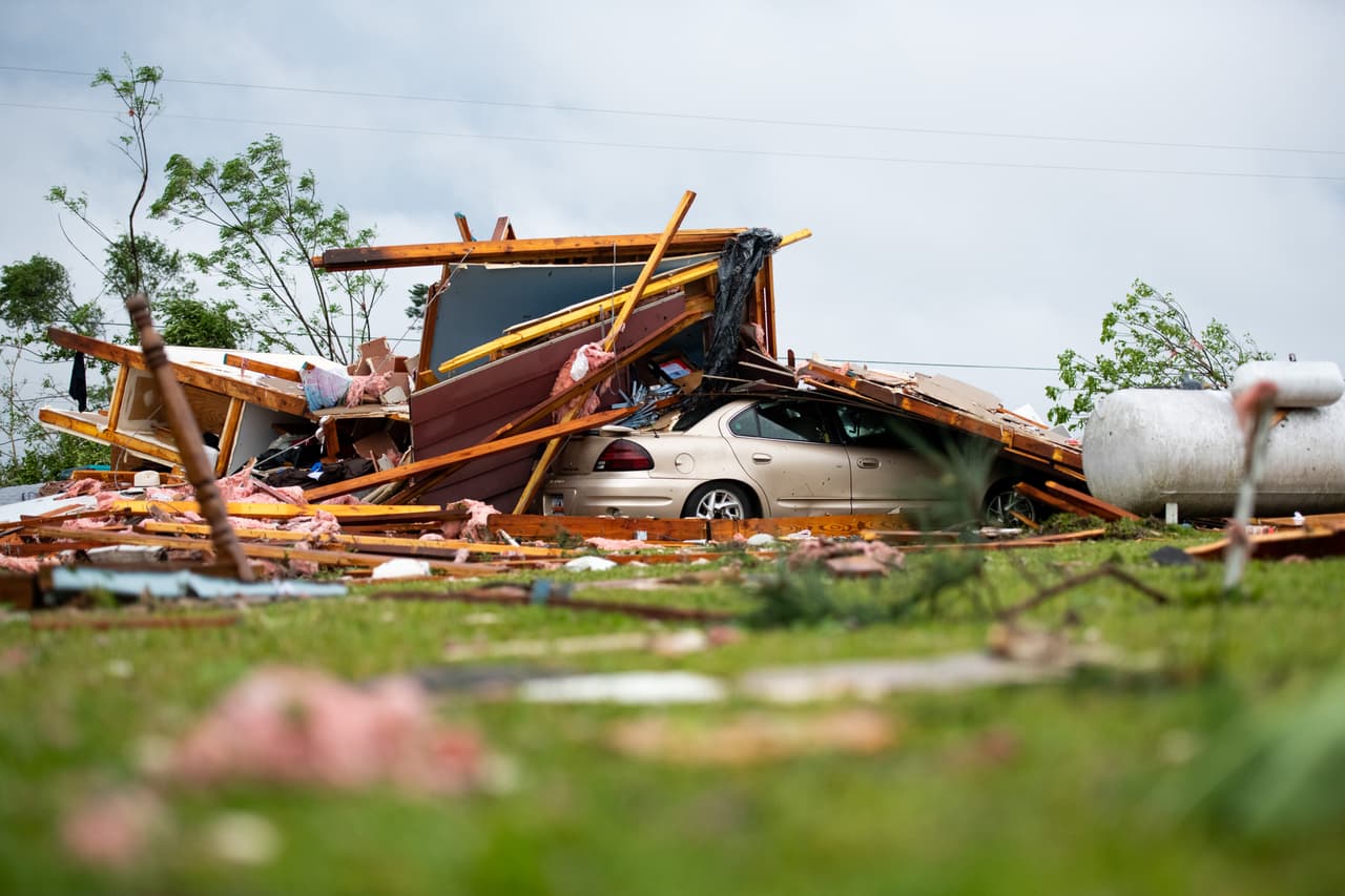 Andrew Phillips se refugió en un cuarto de seguridad de concreto del tamaño de un closet junto con su esposa y dos hijos, unas horas después de ver la misa de Pascua por internet en Mississippi. Un tornado se llevó su hogar, su negocio y su auto en Moss, un poblado rural. La fotografía muestra da devastación en Livingston, Carolina del Sur.