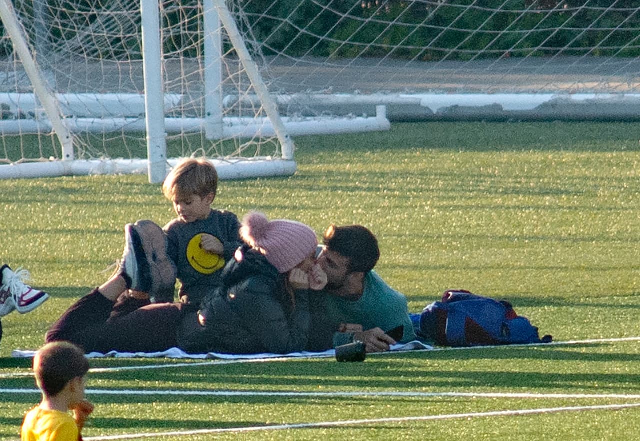 Una semana después de su apoteósica presentación en el
<b> Super Bowl LIV</b>, 
<b><a href="https://www.univision.com/famosos/shakira-es-quien-mas-gana-tras-el-super-bowl-y-carga-con-maluma-anuel-aa-y-alejandro-sanz-fotos">la cantautora colombiana Shakira</a></b> fue sorprendida en el suelo, besándose con su compañero, 
<b>el futbolista Gerard Piqué</b>, mientras esperaban a que Milan, su hijo mayor, culminara un partido de fútbol en Barcelona.