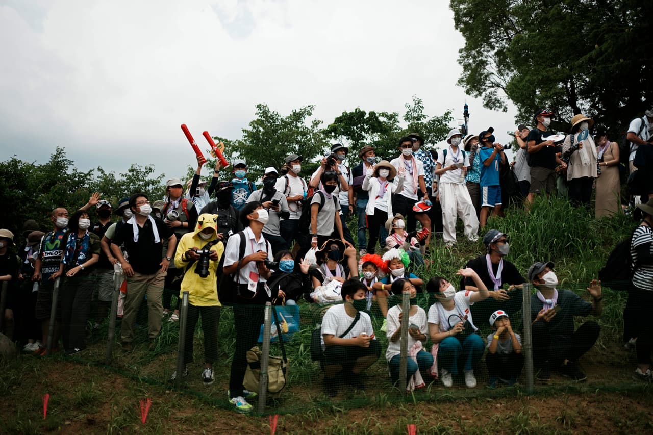 <b>Estadios espectaculares pero vacíos </b>
<br>
<br>Los japoneses tuvieron que ingeniárselas para asistir a algunos eventos, como en la competencia de bicicleta de montaña de la fotografía. 
<br>
<br>La pandemia hizo que el acceso del público estuviera casi totalmente restringido, pero 
<a href="https://www.univision.com/noticias/mundo/tokio-2020-espectadores-juegos-olimpicos-fotos-fotos"><u>los japoneses de Tokio encontraron opciones para ver las competiciones en persona</u></a>.