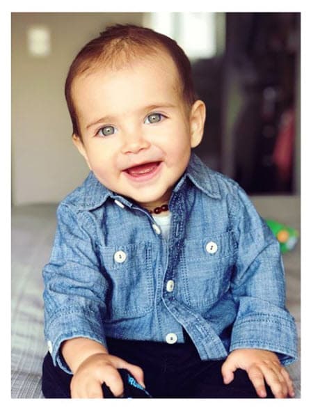 Con esa tierna sonrisa derrite el corazón de cualquiera.