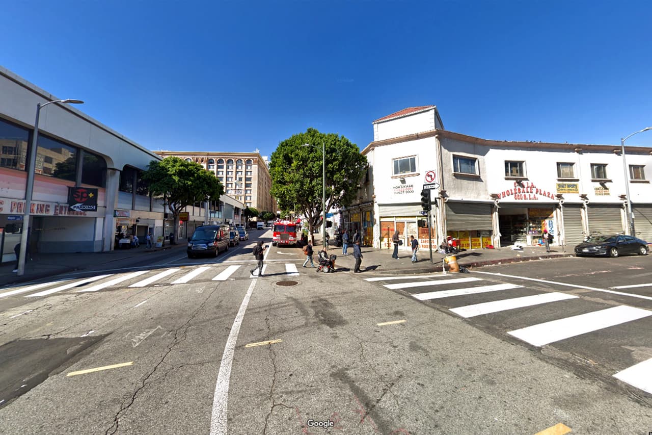 <b>Puesto 6. Los Ángeles, California. </b>Vecindario delimitado entre las calles Este 7, Sur Los Angeles St, Este 5 y San Julián. 
<br>
<br>
<b>Crímenes violentos previstos por año:</b> 407
<br>
<br>
<b>Tasa de delitos violentos prevista:</b> 226 delitos por cada 1,000 habitantes. Los residentes de estas cuadras del centro de Los Ángeles “el ingreso familiar promedio es de 10,397 dólares al (menor que 99,9% de los vecindarios investigados)”, dijo de Bonviller.
