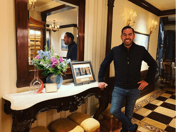 "Un día antes del primer concierto mi papá falleció. Fue una cosa que nos llegó a toda la familia de sorpresa y, entonces, pues la verdad sí les quiero decir, mi cuñada… 
<b>fue la primera en llegar a mi cuarto",</b> recordó el hijo de Lupita D’Alessio.