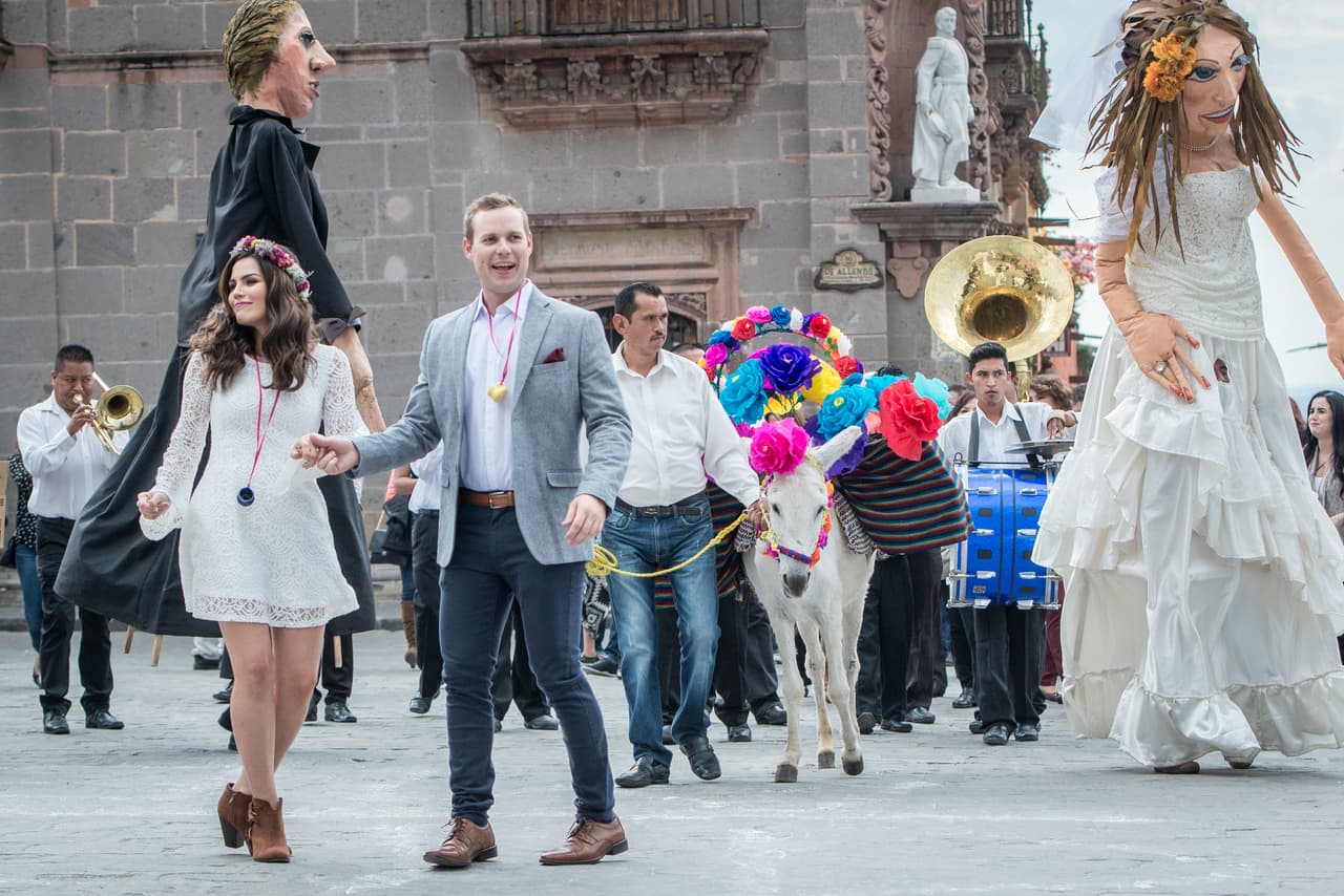 Karina Banda, presentadora de A Primera Hora, dio el sí en el altar. En una emotiva ceremonia religiosa, precedida por una colorida celebración por las calles de San Miguel de Allende en el estado de Guanajuato, México.