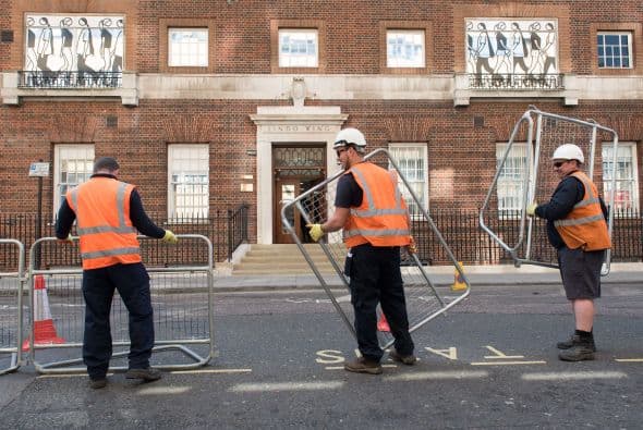 El segundo hijo del matrimonio real está por llegar y a las afueras del hospital Saint Mary de Paddington ya está todo listo para recibir a Kate.