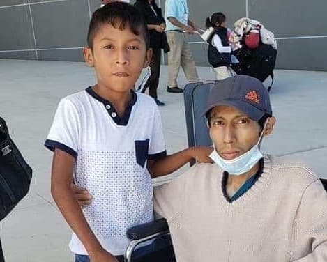 Leobardo Nazario y su hijo Vicente. El migrante agonizaba por un cáncer de estómago y falleció horas después de este encuentro en México.