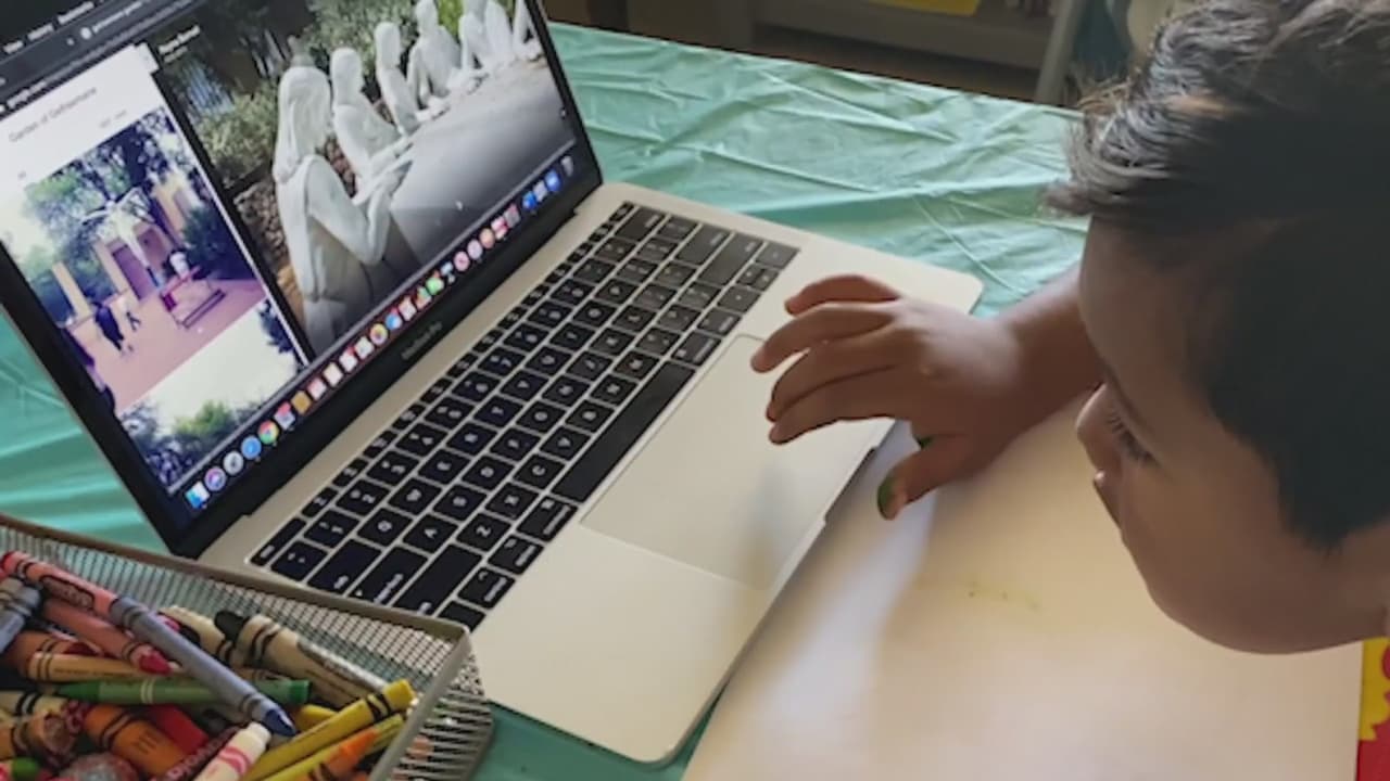 "Arizona: abierto para el aprendizaje": gobernador Ducey firma orden ejecutiva con el plan para el regreso a clases