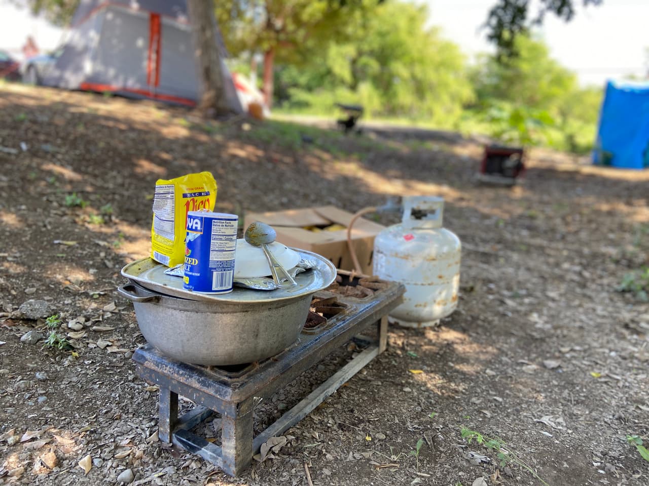 Refugiados en las afueras del Coliseo Mariano “Tito” Rodríguez en Guánica