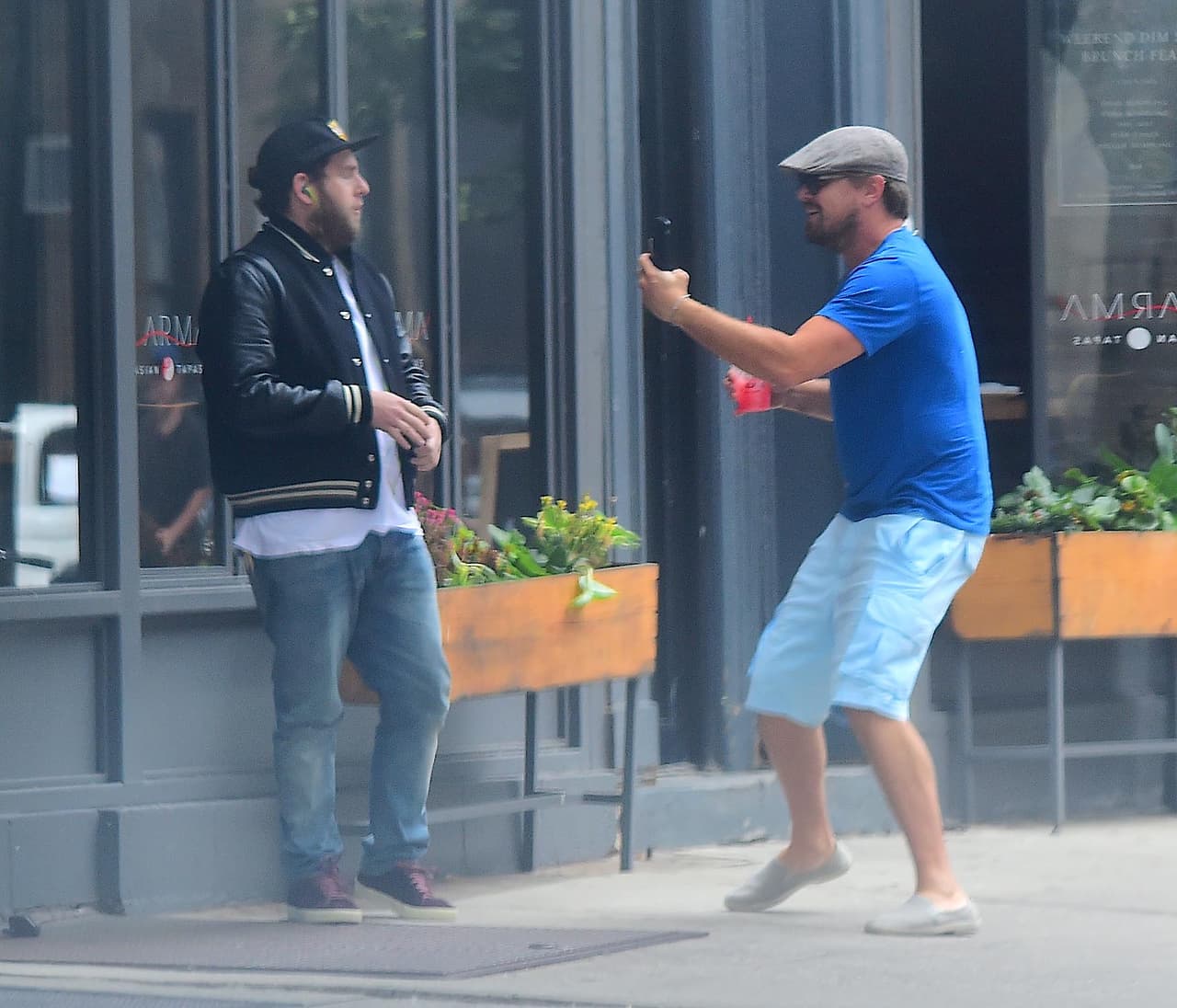 Jonah quedó boquiabierto y muerto de miedo al ver a la persona que se acercó corriendo a grabarlo con su teléfono.