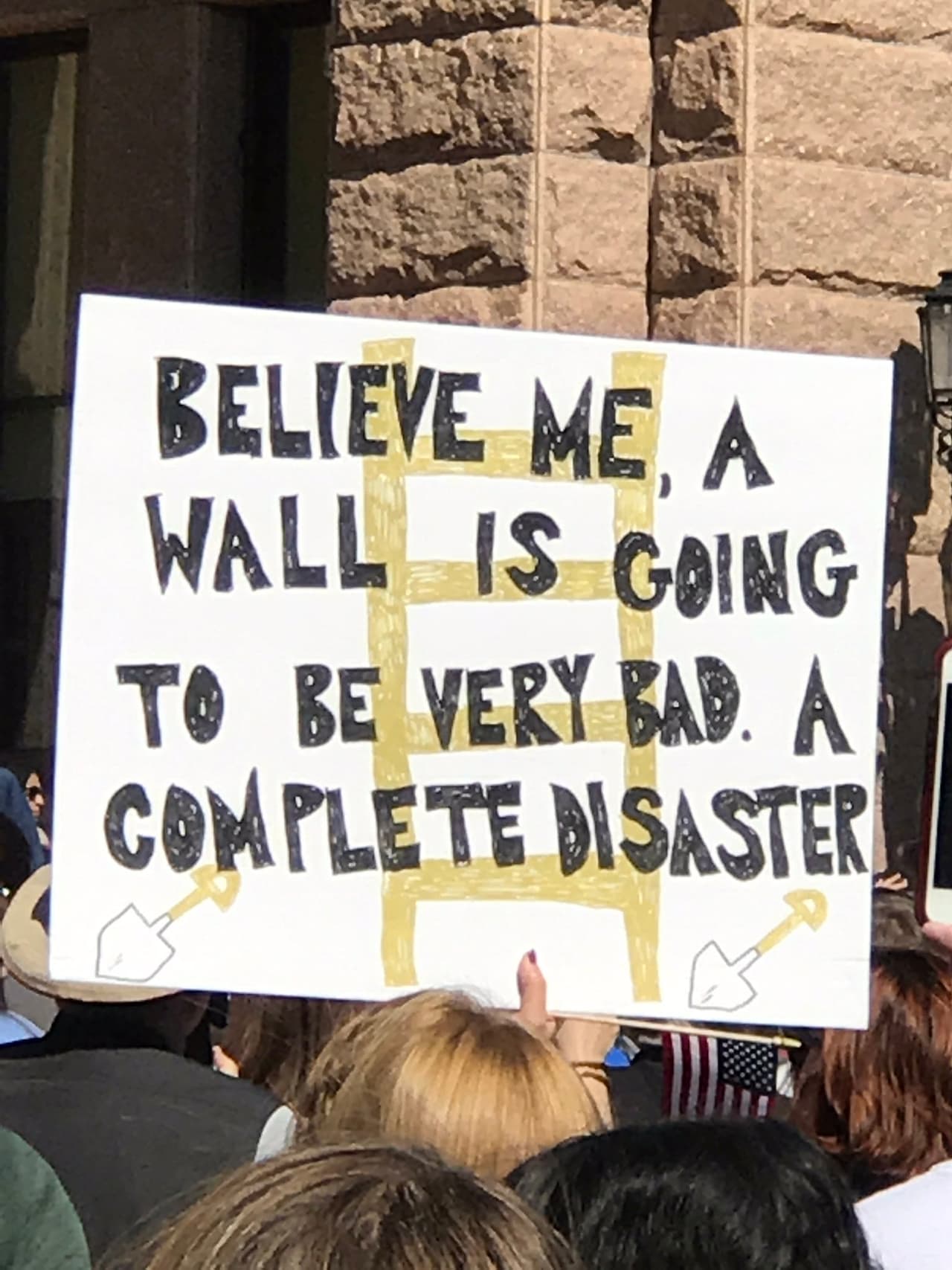 Mensaje: “Créeme un muro va a ser muy malo. Un completo desastre”, en referencia a las palabras que cotidianamente el presidente Trump usa en su discurso. 
<br>