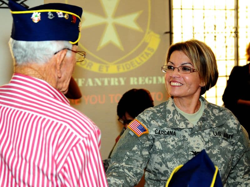 Es mujer, madre de cuatro hijos, esposa y fiel servidora de las fuerzas armadas. Es la primera mujer hispana, nacida y criada en Puerto Rico, en llegar a ocupar el prestigioso puesto. Su misión es continuar rompiendo la brecha y aumentar la presencia de mujeres en la milicia y posciones de poder.