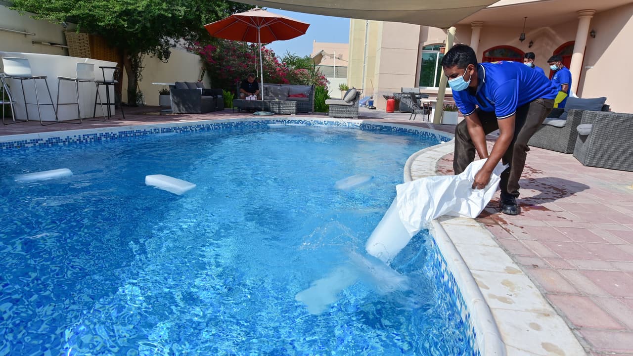 Configure la bomba de su piscina para que funcione durante la noche en lugar de durante el día.