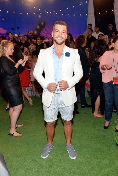 Carlos McConnie de blanco en esta alfombra.